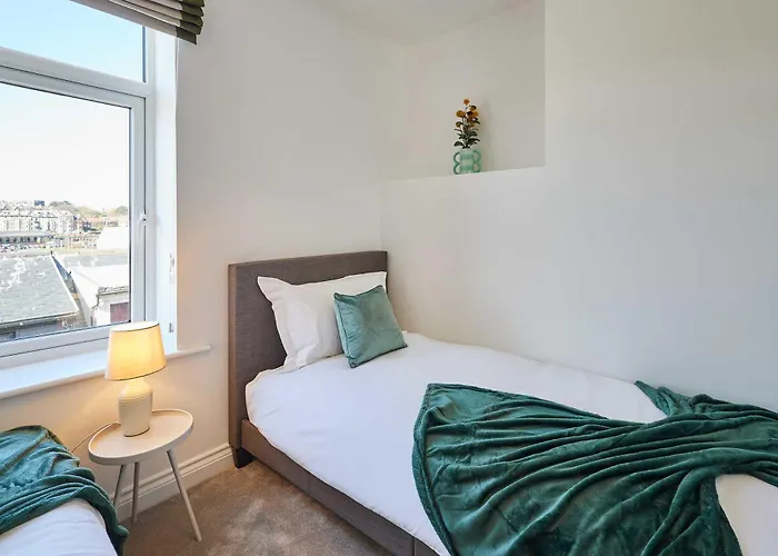 Host & - Harbour View * Whitby